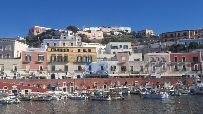 Ponza e Palmarola rappresentano due volti complementari dell’Arcipelago Pontino: la prima vivace, elegante e ricca di storia; la seconda selvaggia, silenziosa e quasi incontaminata.