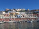 Ponza e Palmarola rappresentano due volti complementari dell’Arcipelago Pontino: la prima vivace, elegante e ricca di storia; la seconda selvaggia, silenziosa e quasi incontaminata.