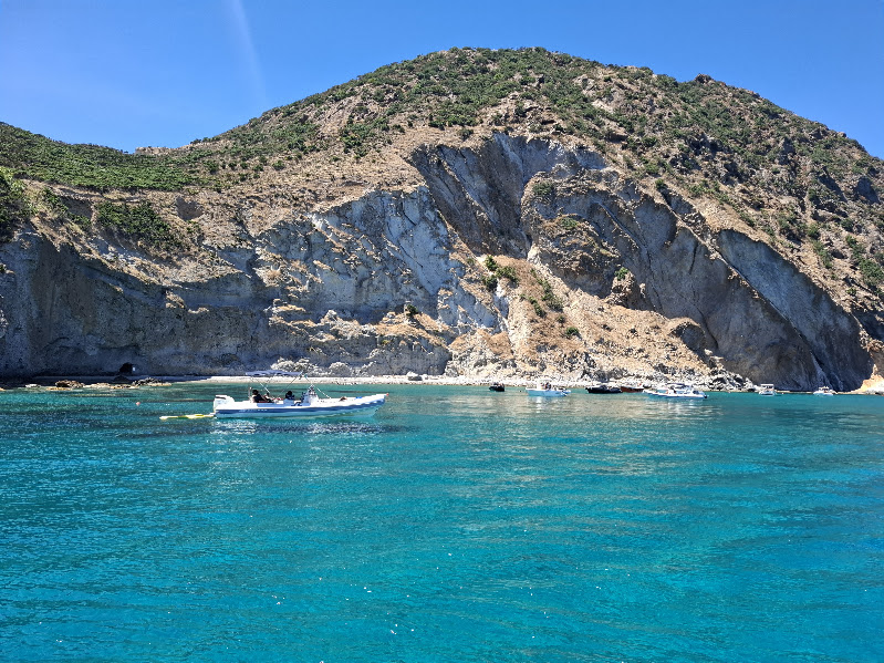Uno scorcio delle spiagge di Ponza dove si arriva via mare