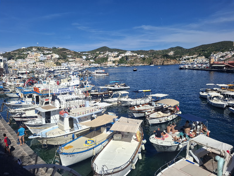 e il porto di Ponzo