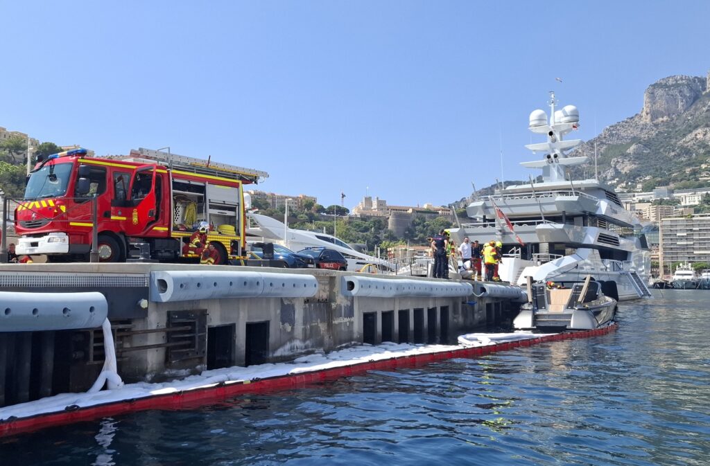 Incendio del tender nel porto di Monaco. Prontamente domate le fiamme