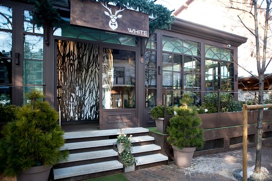 Tradizione piemontese e nuove idee in cucina questo è il "White" il ristorante dell'hotel Relais &Spa "Fiocco di Neve" a Limone Piemonte, un vero bijou.