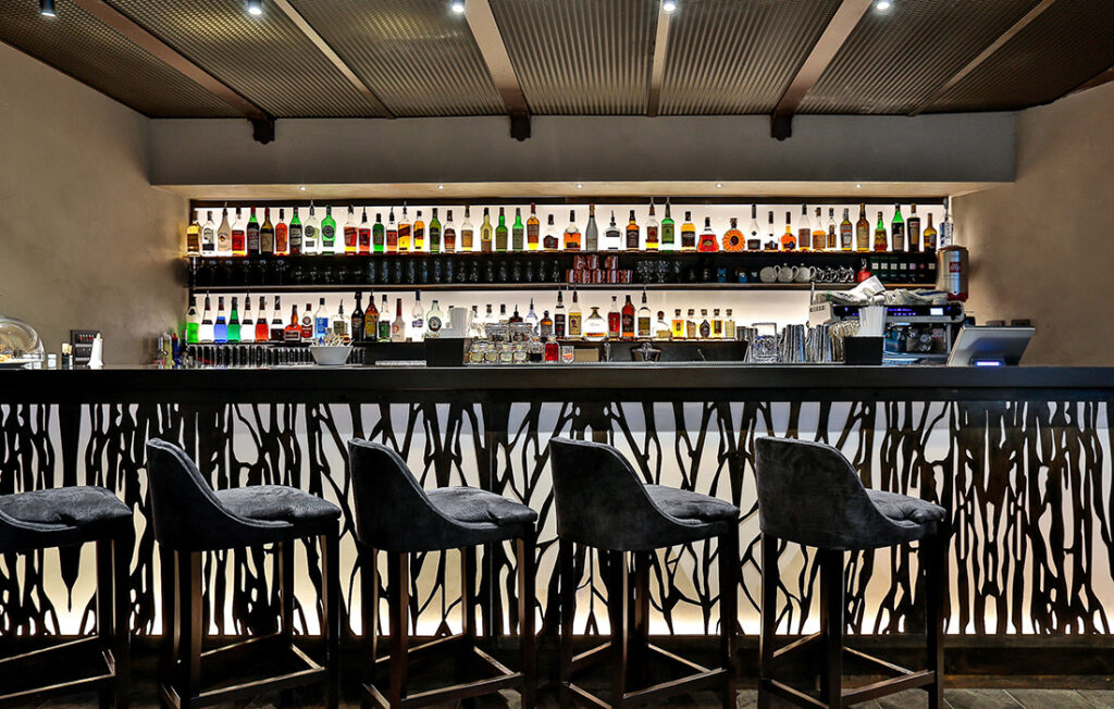 Il magnifico bar del ristorante White