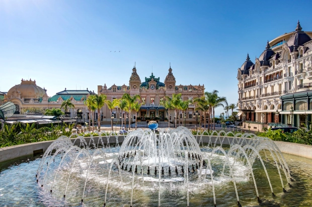 Chi desidera respirare l'atmosfera più esclusiva del Principato può raggiungere Place du Casino, dominata dall'iconico Casinò di Monte-Carlo,