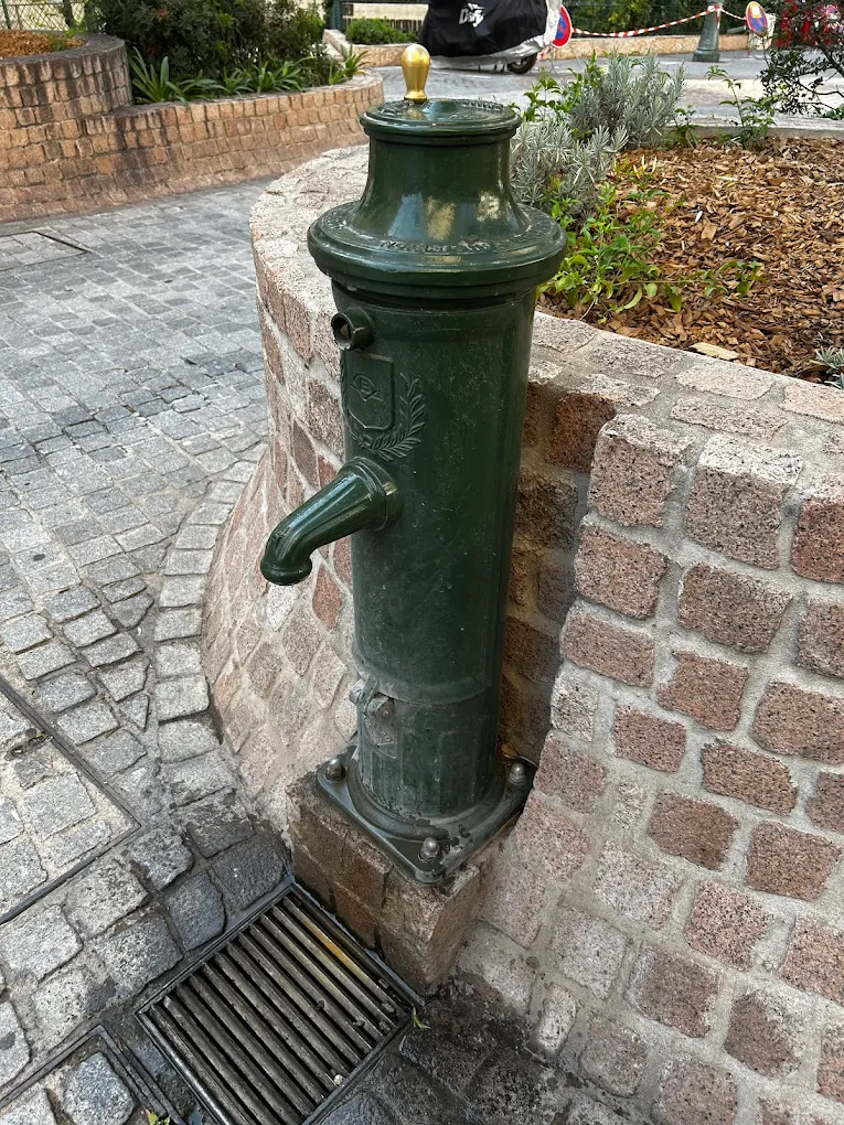 Questa è la fontana in avenue des Citronnieres