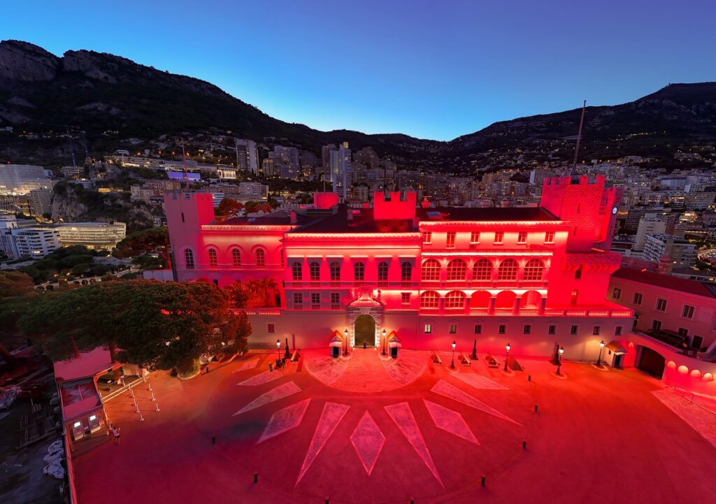 Il Palazzo del Principe illuminato di rosso in omaggio alla corsa ciclistica spagnola La vuelta