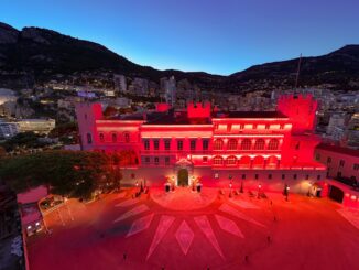 S.A.S. il Principe Alberto II di Monaco ha consegnato a Tadej Pogačar la maglia rossa de la Vuelta, al termine della prima tappa, una cronometro individuale di 9,4 chilometri interamente disputata sulle strade del Principato.