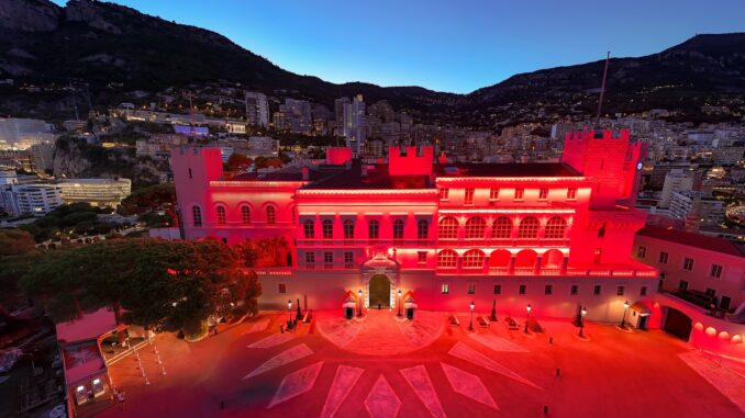 S.A.S. il Principe Alberto II di Monaco ha consegnato a Tadej Pogačar la maglia rossa de la Vuelta, al termine della prima tappa, una cronometro individuale di 9,4 chilometri interamente disputata sulle strade del Principato.