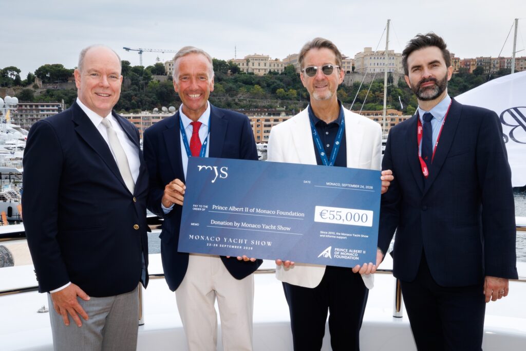 Consegna dell'assegno del Monaco Yacht Show 2026 al Principe per la sua FPA2