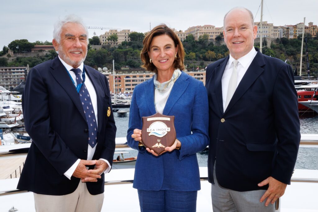  il Principe Alberto II, in qualità di Presidente dello Yacht Club di Monaco, ha consegnato un premio SEA-Index, alla Presidente del Gruppo Azimut Benetti, Giovanna Vitelli, in presenza del segretario generale dello YCM, Bernard d'Alessandri.