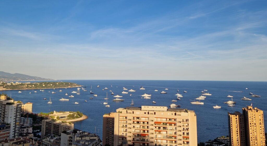 La baia davanti a Monaco con i superyachts alla fonda