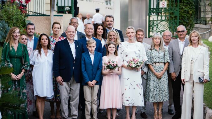 Il Principe Alberto II, la Principessa Charlène e i loro figli hanno partecipato al tradizionale picnic che celebra la convivialità e le tradizioni del Principato.