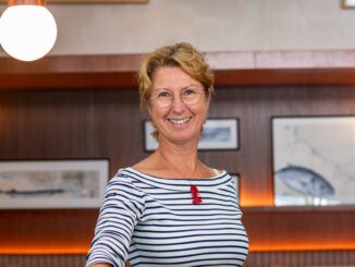 L'artista Diane Loranchet espone al Quai des Artistes una serie di opere realizzate su autentiche carte nautiche e legni recuperati da vecchie imbarcazioni.