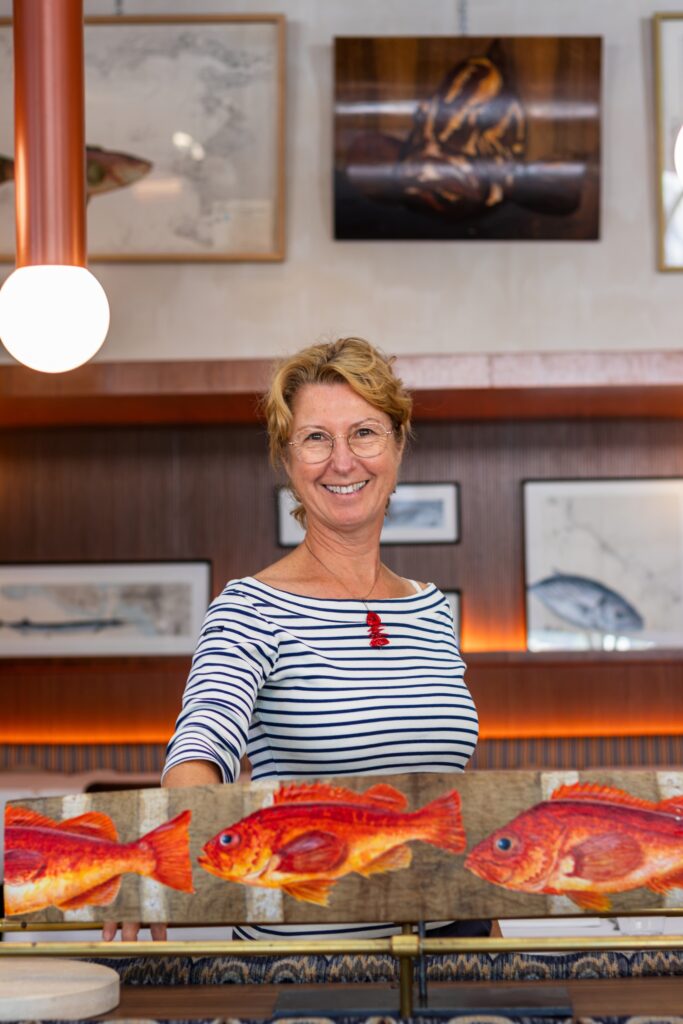 L'artista Diane Loranchet espone al Quai des Artistes una serie di opere realizzate su autentiche carte nautiche e legni recuperati da vecchie imbarcazioni