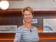 L'artista Diane Loranchet espone al Quai des Artistes una serie di opere realizzate su autentiche carte nautiche e legni recuperati da vecchie imbarcazioni.
