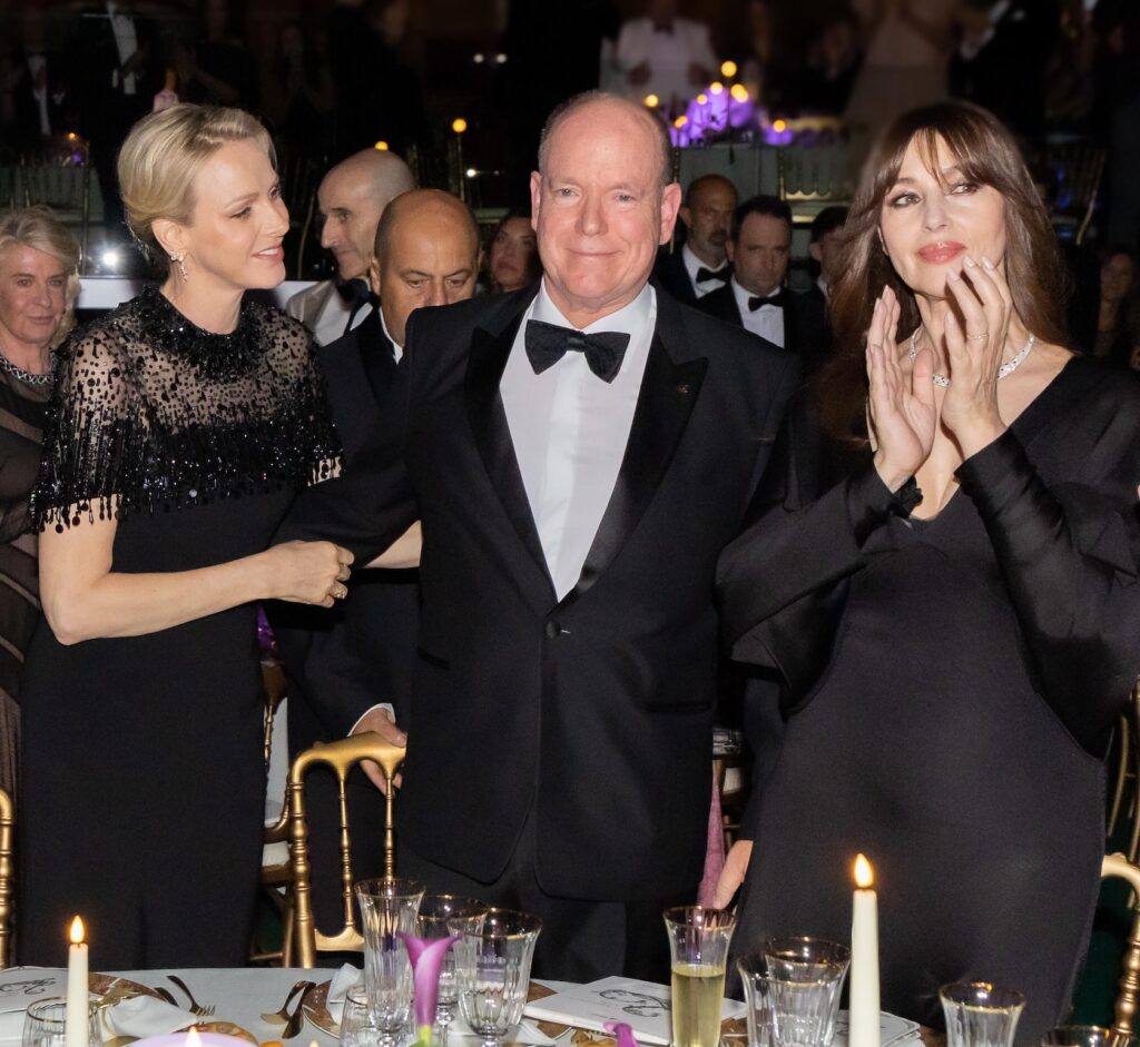 Un commosso Principe Alberto II di Monaco riceve una standing ovation dal pubblico presente alla serata, accanto a lui la Principessa Charlene e l'attrice Monica Bellucci.