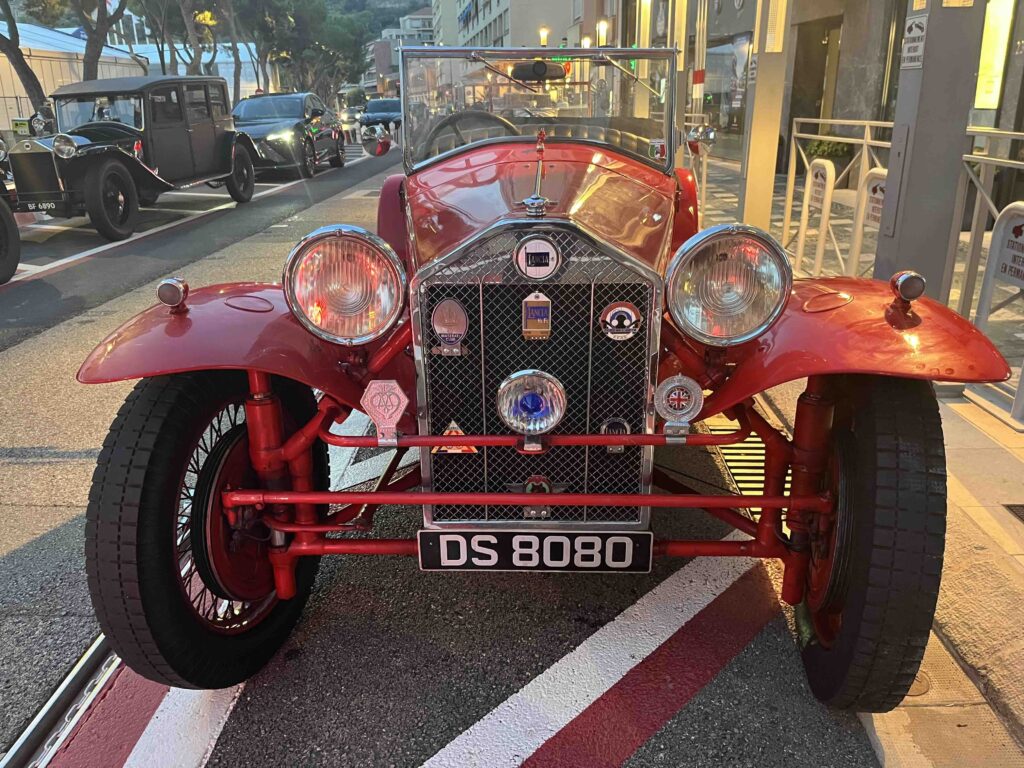 La lancia Lambda qui sopra, parcheggiata davanti all'ACM, una particolarità ha un fucile di fianco al cofano, ft.©WSM Agency