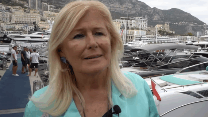 Incontro con Lia Riva al Monaco Yacht Show tra motoscafi leggendari che hanno trasformato un motoscafo in un'icona di stile e la presentazione del nuovo yacht Argo Super.