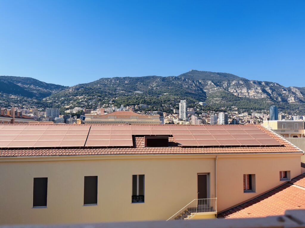 I pannelli fotovoltaici sul tetto del Liceo Albert Ier Monaco