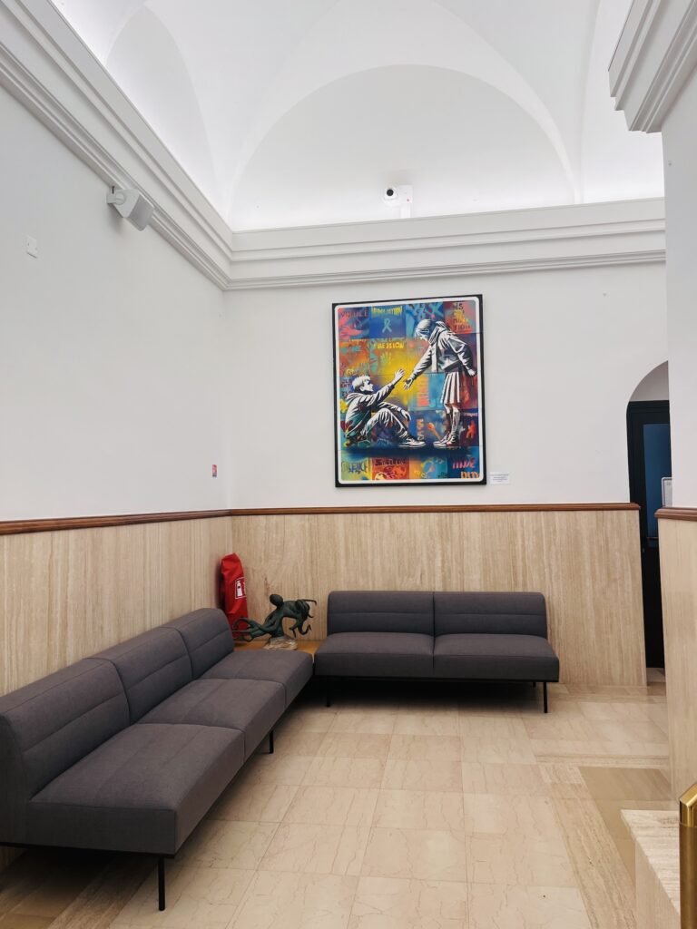In uno dei corridoi del liceo anche un'opera dell'artista MrOneTeas