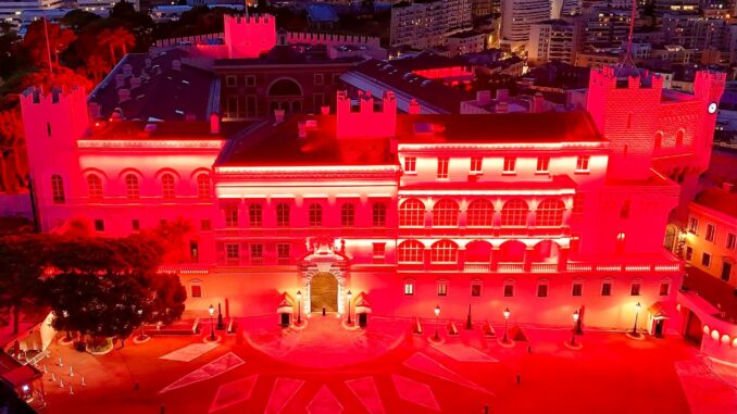 Il Palazzo del Principe si accende di rosso per sensibilizzare su leucemie, linfomi e mielomi e promuovere la donazione di sangue, piastrine e midollo osseo