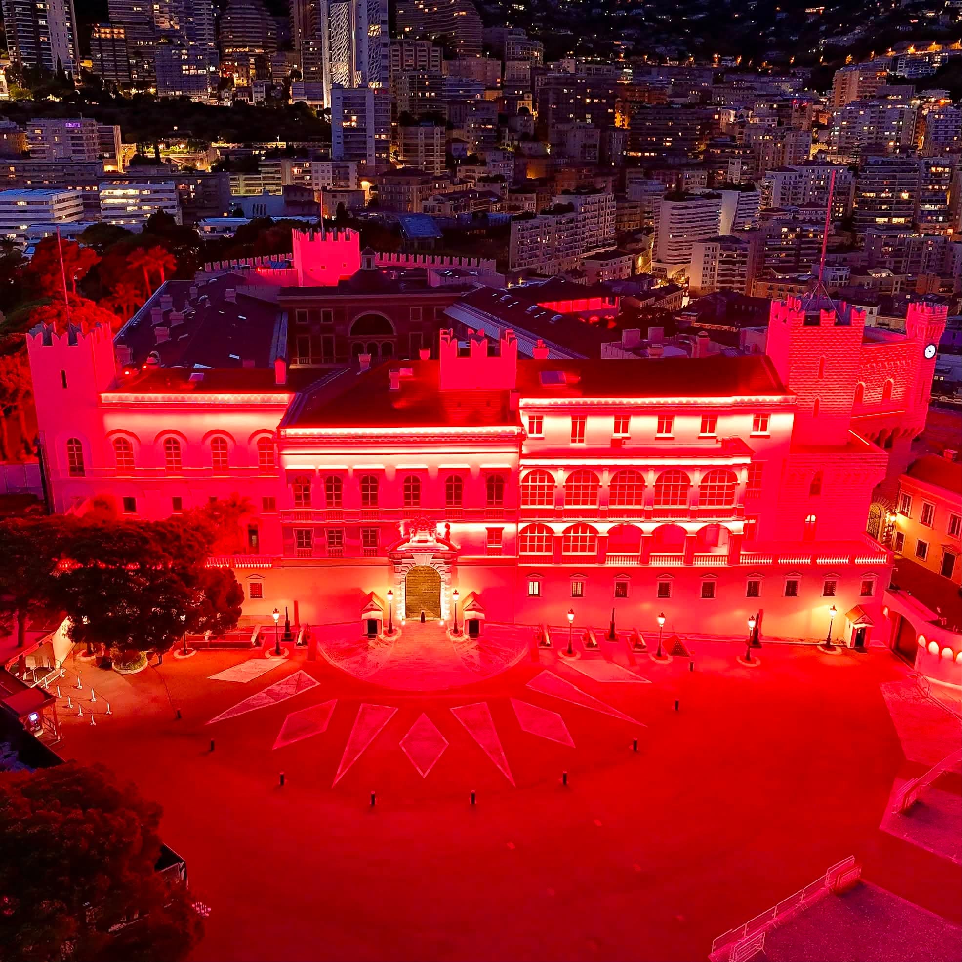 Il Palazzo del Principe si accende di rosso per sensibilizzare su leucemie, linfomi e mielomi e promuovere la donazione di sangue, piastrine e midollo osseo.