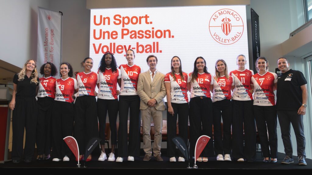 Al centro della nuova squadra di Volley-ball Pierre Casiraghi che con la moglie Beatrice ne sono i padrini