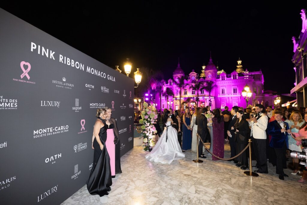 L'associazione Pink Ribbon Monaco organizza il 3 ottobre illuminazioni, gala e un'asta di esperienze esclusive per sostenere la prevenzione e la ricerca sul tumore al seno.