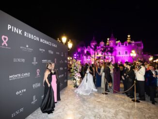 L'associazione Pink Ribbon Monaco organizza il 3 ottobre illuminazioni, gala e un'asta di esperienze esclusive per sostenere la prevenzione e la ricerca sul tumore al seno.