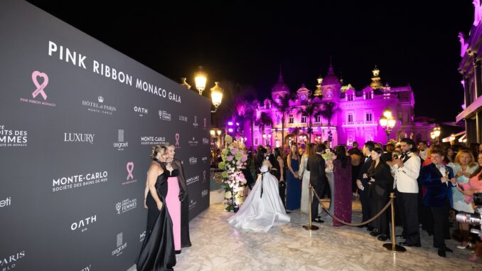 L'associazione Pink Ribbon Monaco organizza il 3 ottobre illuminazioni, gala e un'asta di esperienze esclusive per sostenere la prevenzione e la ricerca sul tumore al seno.