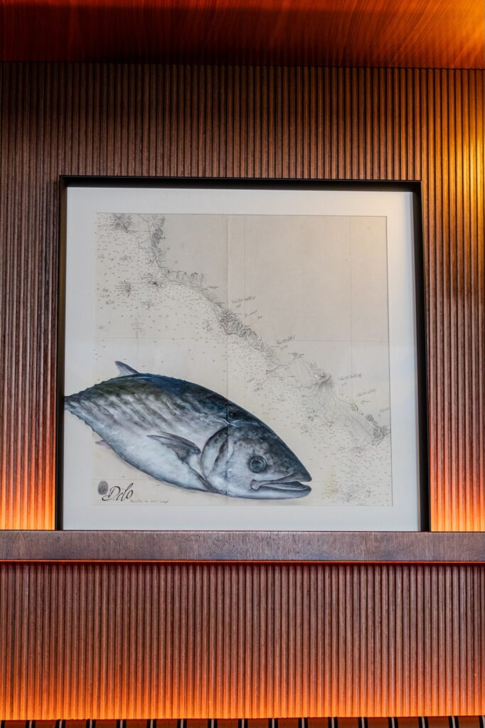 L'artista Diane Loranchet espone al Quai des Artistes una serie di opere realizzate su autentiche carte nautiche e legni recuperati da vecchie imbarcazioni.