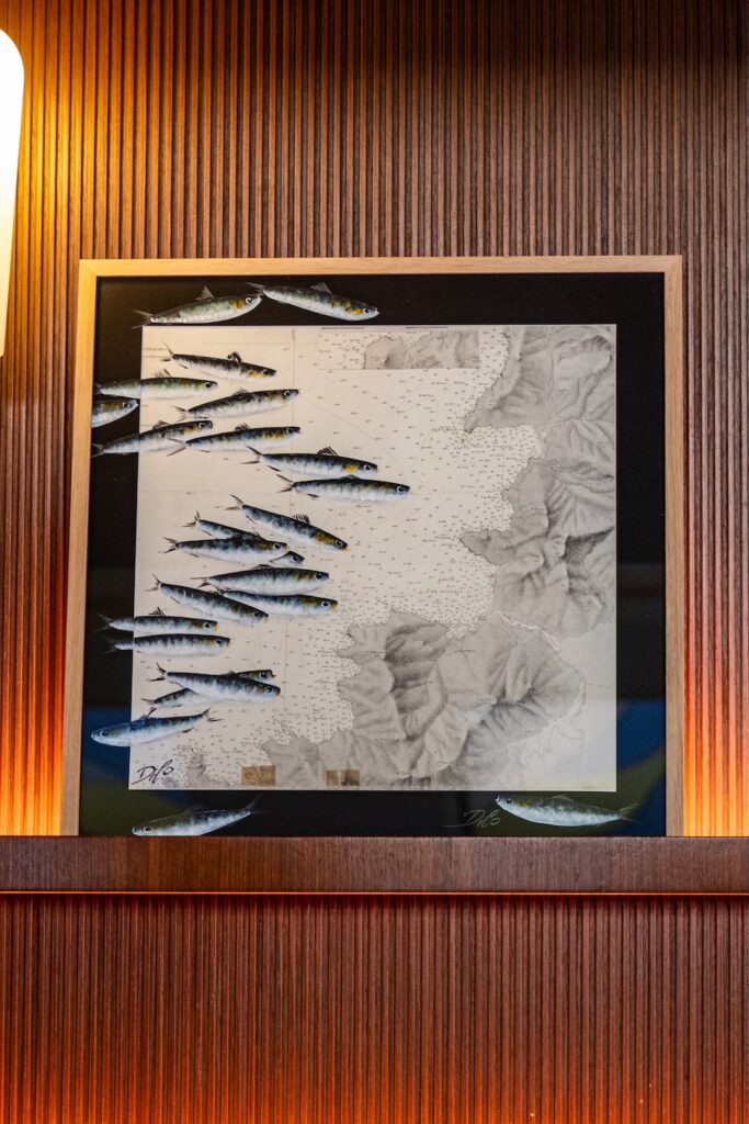 L'artista Diane Loranchet espone al Quai des Artistes una serie di opere realizzate su autentiche carte nautiche e legni recuperati da vecchie imbarcazioni.