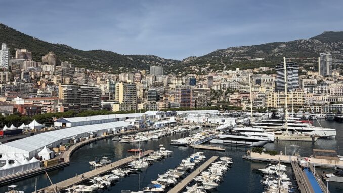 Il Porto Hercule di Monaco, fino al 26 settembre è capitale dello Yachting internazionale con 120 superyacht ormeggiati e un centinaio alla fonda nella baia antistante.