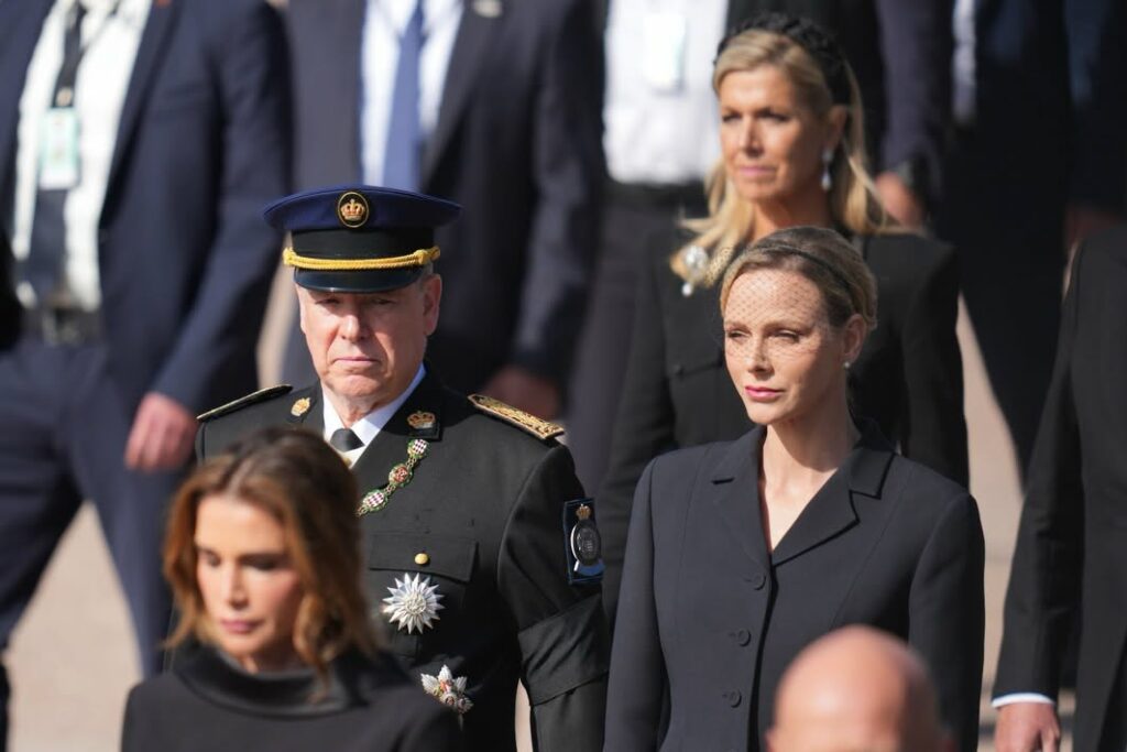 I Principi di Monaco ai funerali del Sovrano di Norvegia, si riconosce davanti la Regina Rania di GIordania e dietro la Regina Maxima d'Olanda