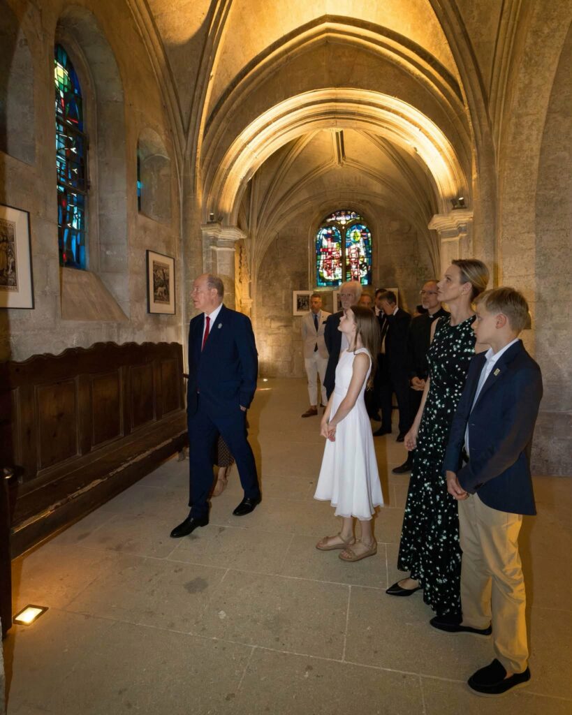 Chiesa di S.Vincent a Baux de Provence con le vetrate donate dal Principe Ranieri