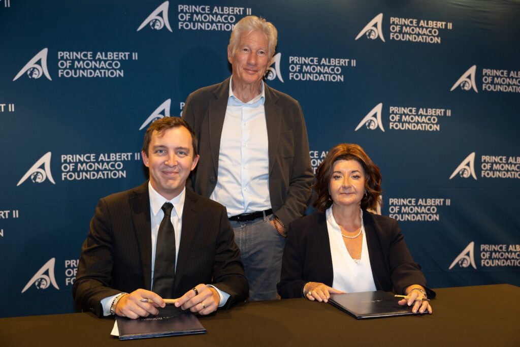 Firma dell'accordo in presenza di Richard Gere, a siglarlo Romain Ciarlet, vice-presidente e amministratore delegato della Fondation Prince Albert II, e da Ana Buitrago, presidente e CEO della Gere Foundation