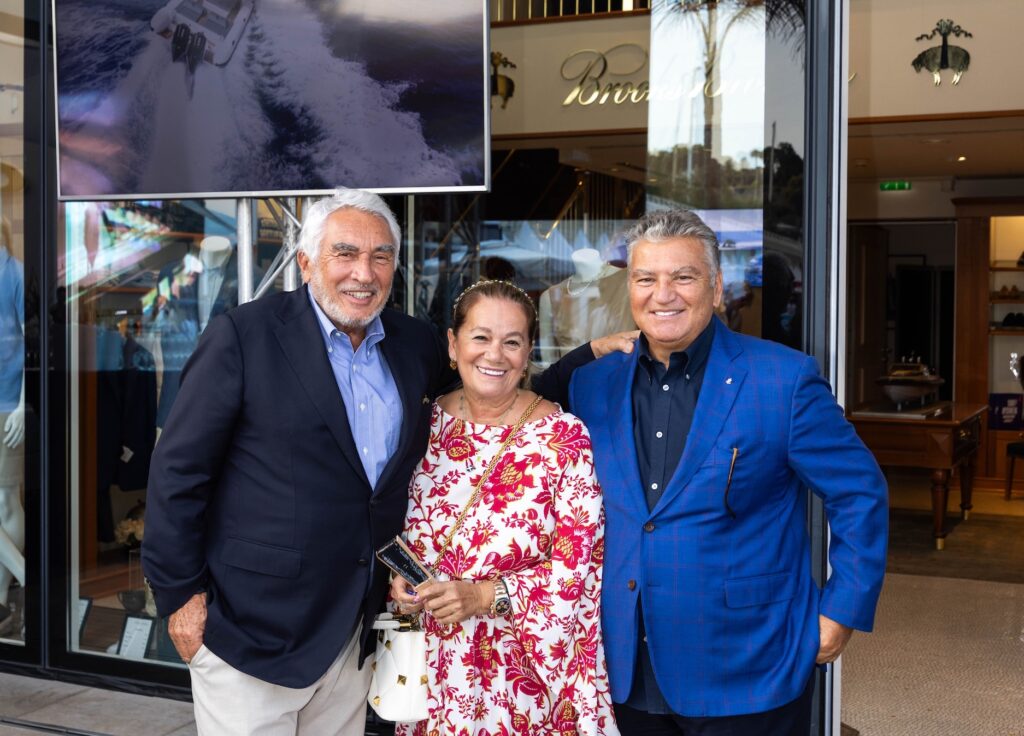Sophia e Kotstantinos Tsouvelekakis con Bernard d'Alessandri segretario generale dello YCM