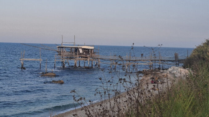 L’antica ferrovia diventa un itinerario ciclopedonale affacciato sull’Adriatico: tra borghi, gallerie, spiagge e antichi trabocchi, un viaggio lento nel cuore della costa abruzzese.
