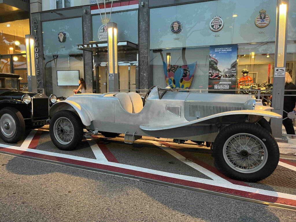 Le auto di Vincenzo Lancia parcheggiate davanti all'Automobile Club di Monaco