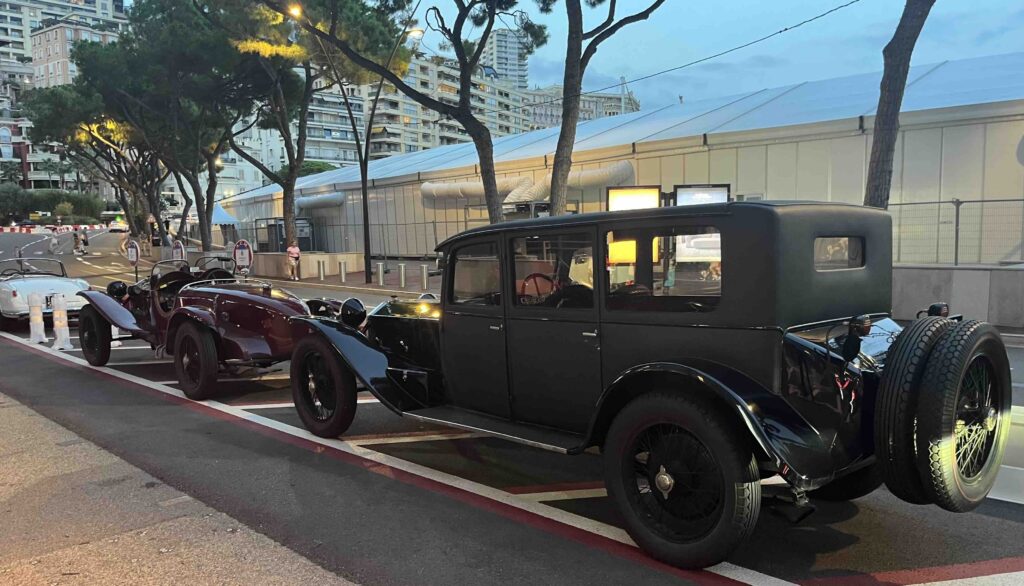 Le auto di Vincenzo Lancia parcheggiate davanti all'Automobile Club di Monaco