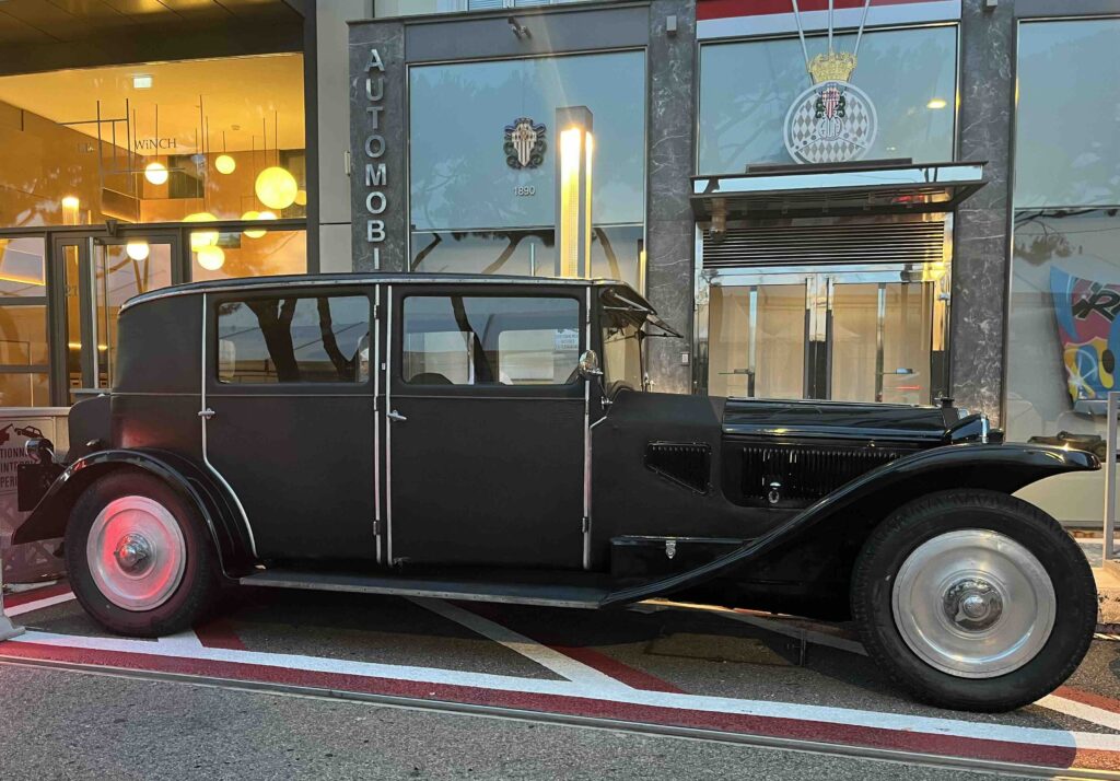 Le auto di Vincenzo Lancia parcheggiate davanti all'Automobile Club di Monaco