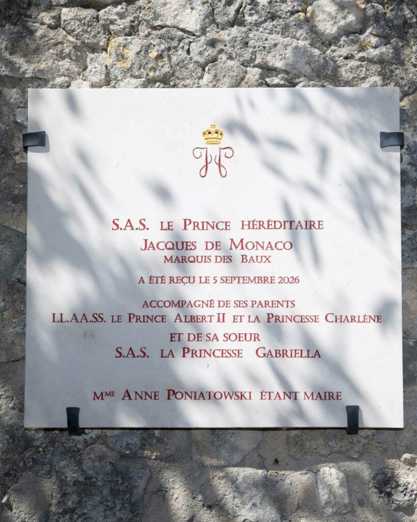 Placca commemorativa delal visita del Principe Ereditario Jacques di Monaco a Baux de Provence