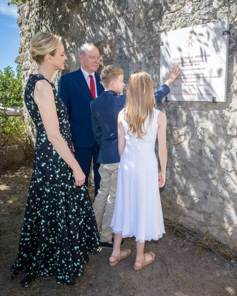 Placca commemorativa delal visita del Principe Ereditario Jacques di Monaco a Baux de Provence