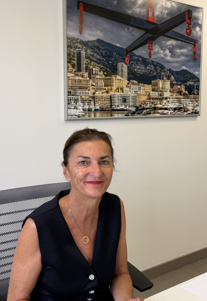 La responsabile della Direction des Affaires Maritimes, Armelle Roudaut-Lafon, racconta come Mareterra, nuove tecnologie, sicurezza e tutela dei fondali stanno ridisegnando la gestione dello spazio marittimo del Principato.