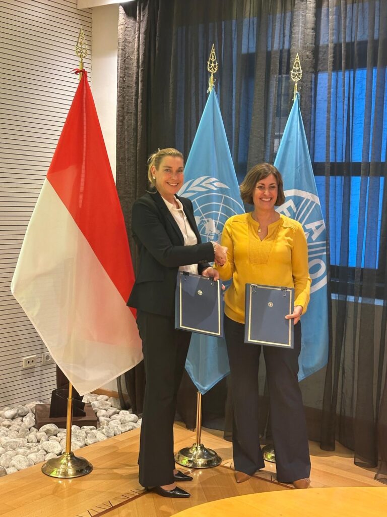 Da sinistra l'ambasciatore Anne Eastwood e il vice-direttore generale Beth Bechdol,