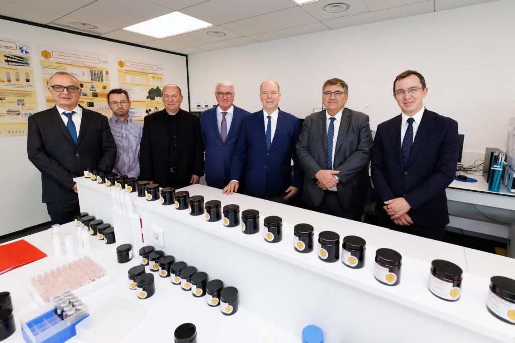il Principe Alberto II ha visitato un centro di ricerca a Marignane, l'Observatoire Français d'Apidologie