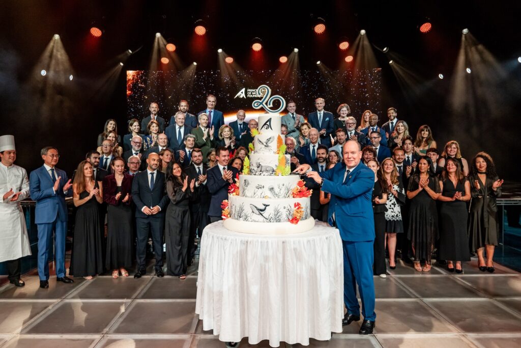 Il Principe Alberto II taglia la torta che festeggia i 20 anni 