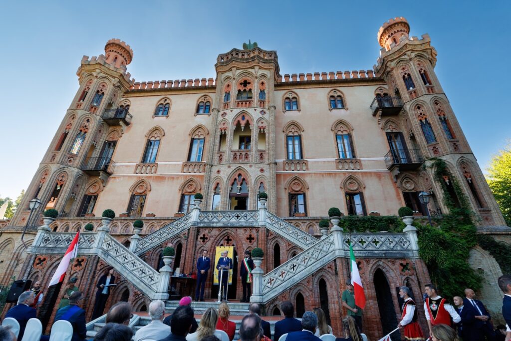 Il Principe Alberto II si è recato in visita a Novello sito storico dei Grimaldi
