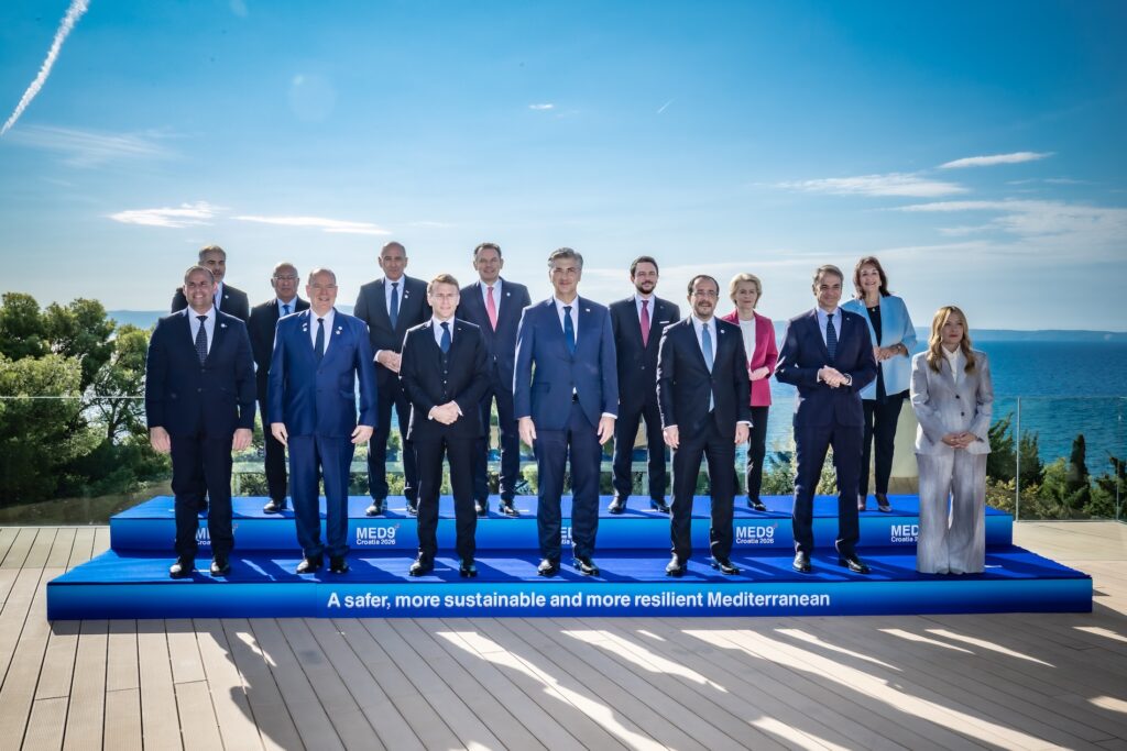 Secondo da sinistra S.A.S. il Principe Alberto II vicino al Presidente Macron e in fono la Presidente del Consiglio Giorgia Meloni