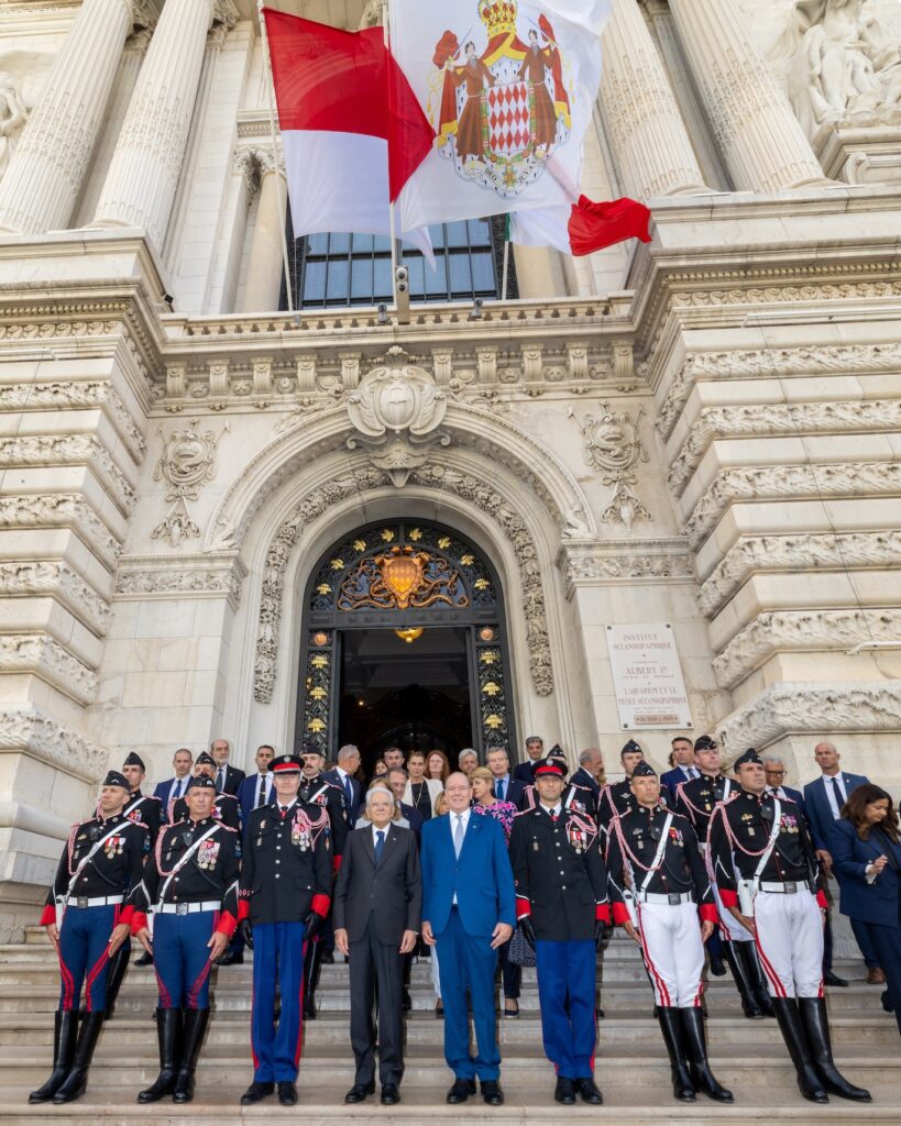 Foto finale della visita di Mattarella a Monaco con il Principe davanti al Museo Oceanografico